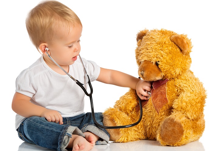 Kind mit Stetoskop klein 2